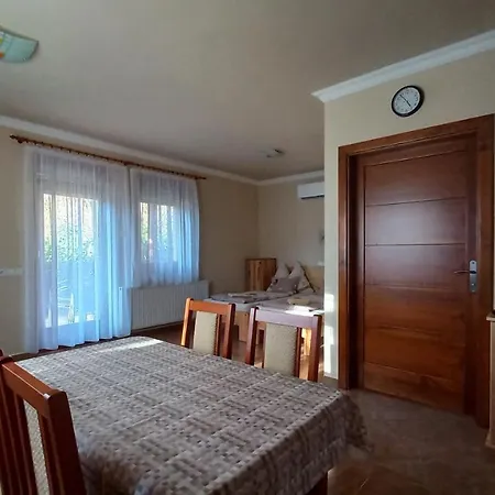 Nefelejcs Fagyizó és Apartamento *