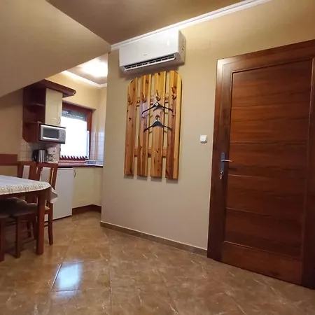 Nefelejcs Fagyizo Es Apartmanhaz