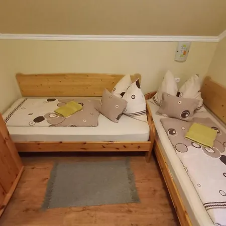 Nefelejcs Fagyizo Es Apartmanhaz