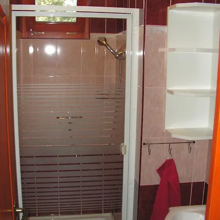 Nefelejcs Fagyizo Es Apartmanhaz