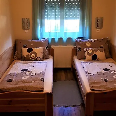 Nefelejcs Fagyizo Es Apartmanhaz