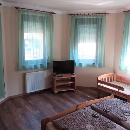 Apartment Nefelejcs Fagyizo Es Apartmanhaz Kistolmacs