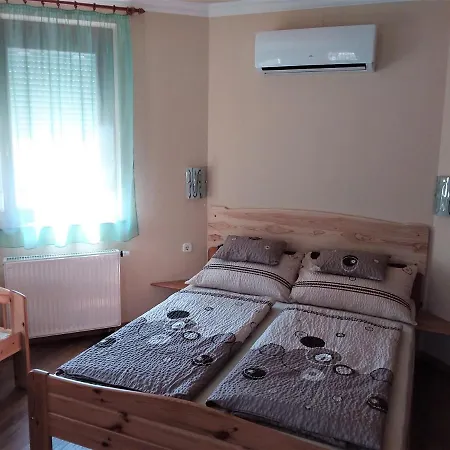 Nefelejcs Fagyizo Es Apartmanhaz *