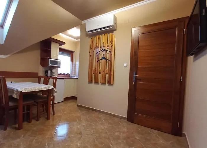 Nefelejcs Fagyizo Es Apartmanhaz