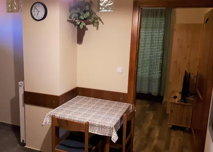 Nefelejcs Fagyizo Es Apartmanhaz