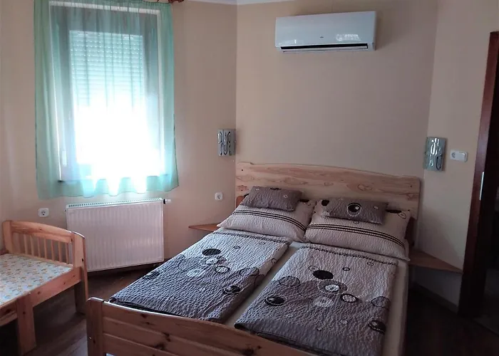 Nefelejcs Fagyizo Es Apartmanhaz *